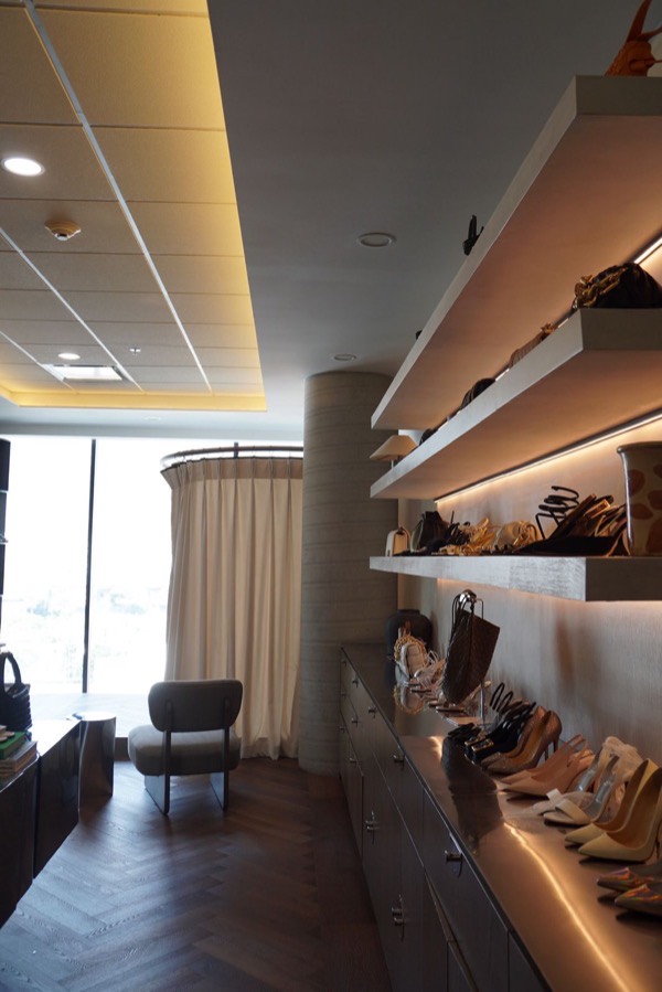 The Peeled Closet showroom in Monterrey: fitting room and lit shelves